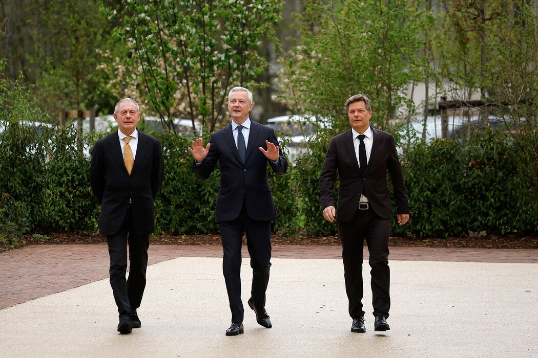 （左起）意大利的阿道夫·乌尔索、法国的布鲁诺·勒梅尔和德国的罗伯特·哈贝克决心协调经济政策。