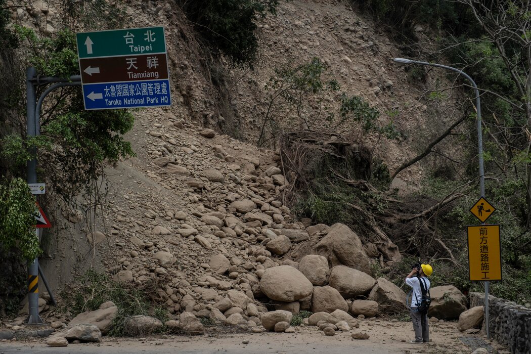 地震造成的岩石滑坡切断了道路。