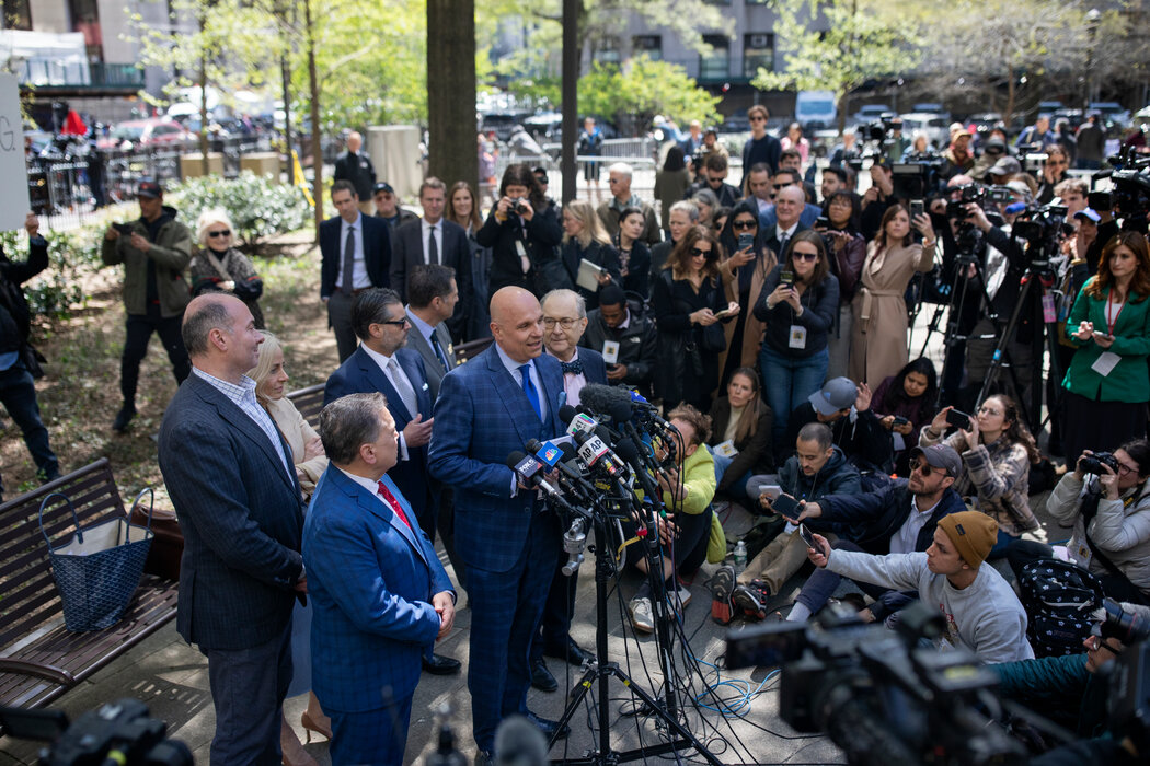 韦恩斯坦的律师阿瑟·阿依达拉（中）周四在下曼哈顿淡水池公园对媒体讲话。