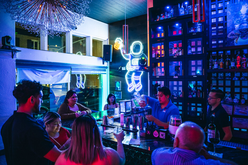 火箭酒吧，这里是获得马斯克基金会振兴得克萨斯州布朗斯维尔市中心计划资助的几家新夜生活场所之一。