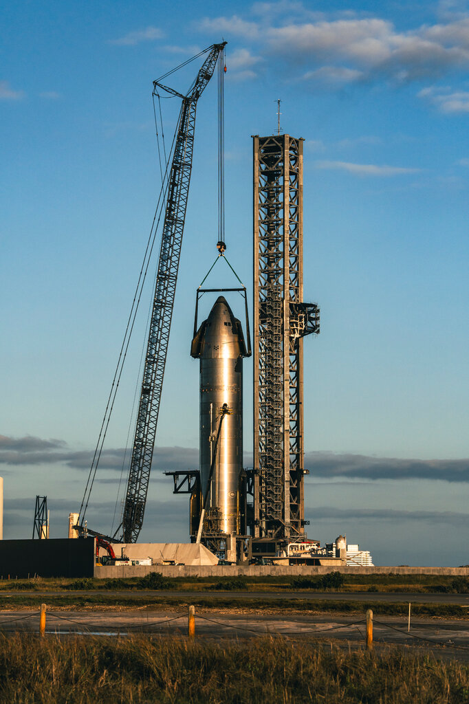 SpaceX的“星际飞船”火箭在得克萨斯州博卡奇卡的发射场。在2021年另一枚火箭爆炸后，马斯克开始向其设施周围的社区捐款。
