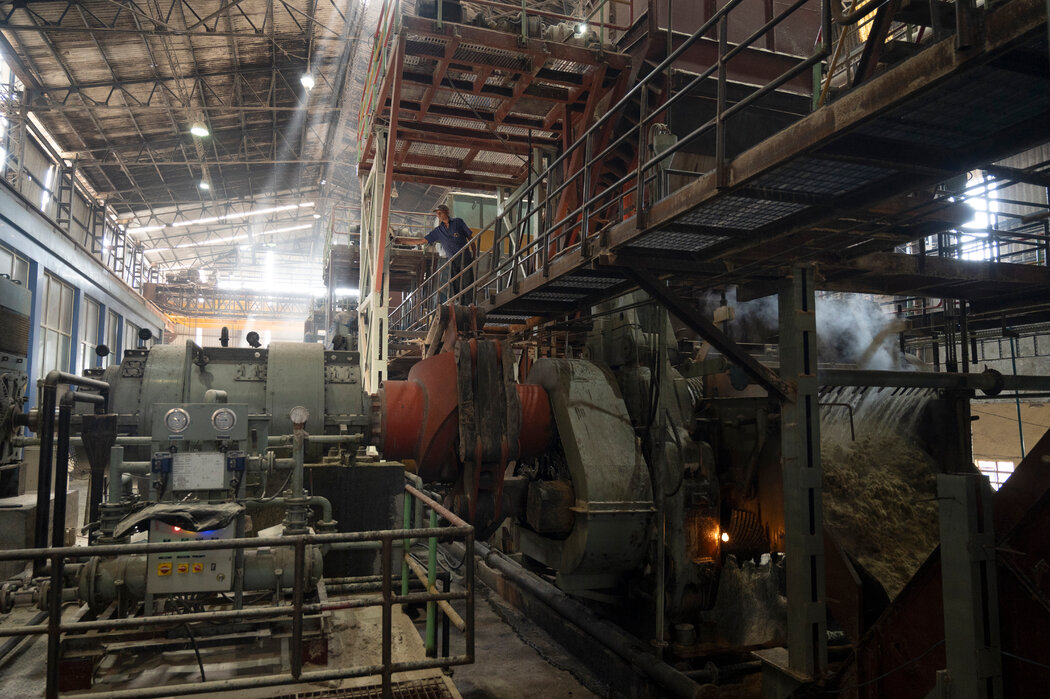 在印度西部萨塔拉地区的糖厂内。每年大约从10月到3月，工厂都在不停地运转。