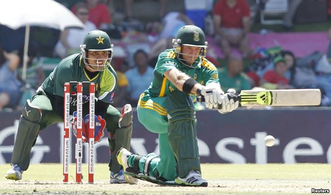 Pakistan's wicket keeper Kamran Akmal (L) watches South Africa's Colin Ingram as he plays a shot during an international cricket match in Bloemfontein, 2013. (REUTERS/Siphiwe Sibeko)